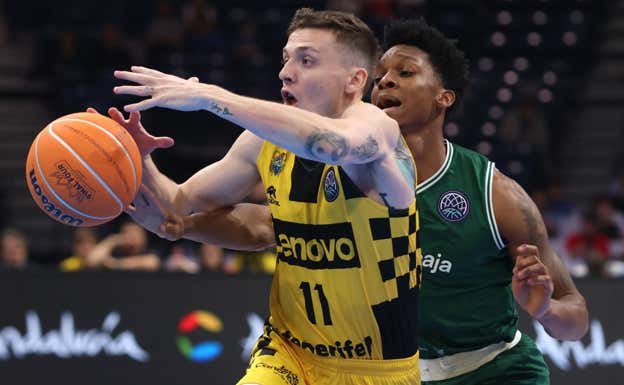 Kyle Guy controla el balón en la final ante Unicaja. Efe