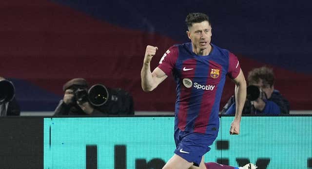 Lewandowski no pierde la cabeza y acaba ahogando al Valencia