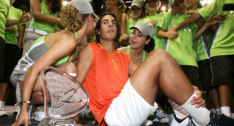 Rafael Nadal posa con el trofeo y las recogepelotas de Madrid tras ganar el título en 2005.