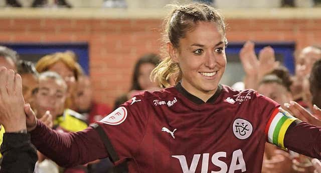 Pasillo, ovación de varios minutos y un ‘nueve de oro’ para despedir a Olga García en Logroño: “El fútbol me ha regalado más de lo que nunca imaginé”