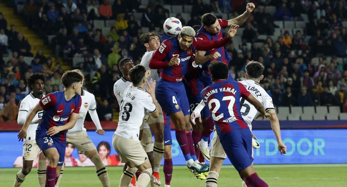 Araujo en una acción del partido ante el Valencia. /REUTERS