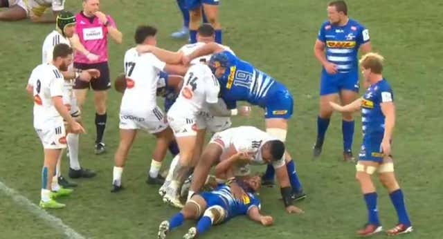 Un vídeo de un jugador de rugby protegiendo a un rival noqueado demuestra (una vez más) que es un deporte diferente