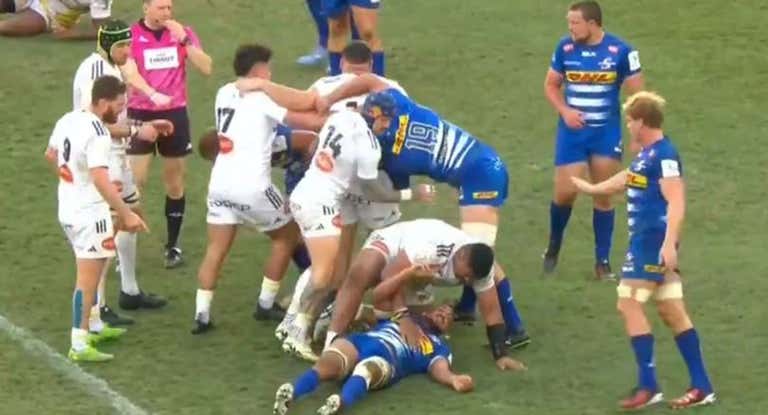 Will Skelton protege con su cuerpo a rival.