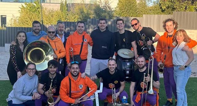 Iker Casillas abrió la puerta de su casa y no se lo podía creer: ¡una charanga tocando Oliver y Benji!