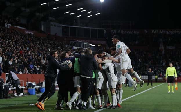 La piña del Albacete celebrando la última victoria LALIGA