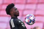 Alphonso Davies comenzó la noche en el banquillo y la acabó... abrazado a jugadores del Real Madrid