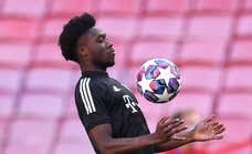 Alphonso Davies comenzó la noche en el banquillo y la acabó... abrazado a jugadores del Real Madrid