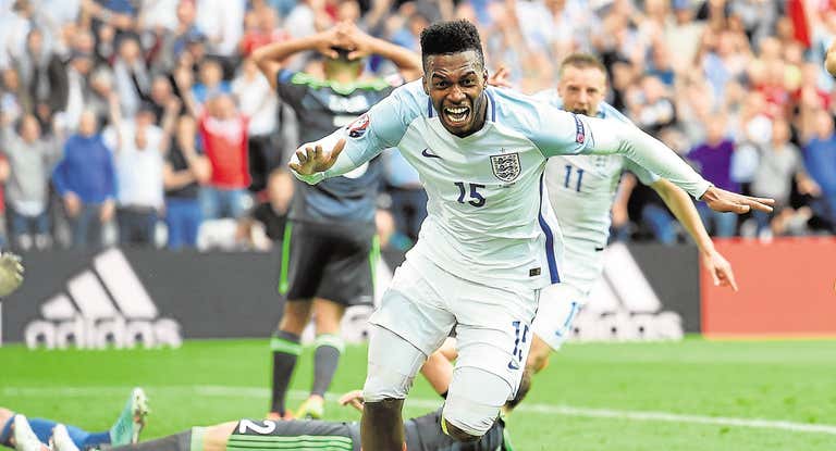Sturridge celebra un gol con Inglaterra.