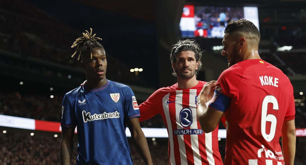 Nico Williams habla con Koke y De Paul tras recibir los cantos racistas. /EFE