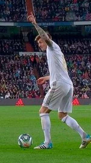 Kroos señala a Vinicius dónde desmarcarse en el Clásico de 2020.