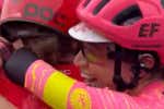 La historia tras un abrazo de locura en Moncofa que está poniendo a la Vuelta Femenina en todas las pantallas