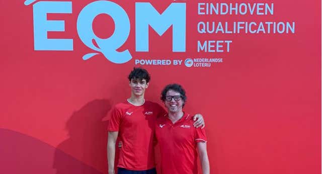 España se la devuelve a Francia y gana el pulso por el adolescente que rompe el muro de la velocidad: «Es más Popovici que Manaudou»
