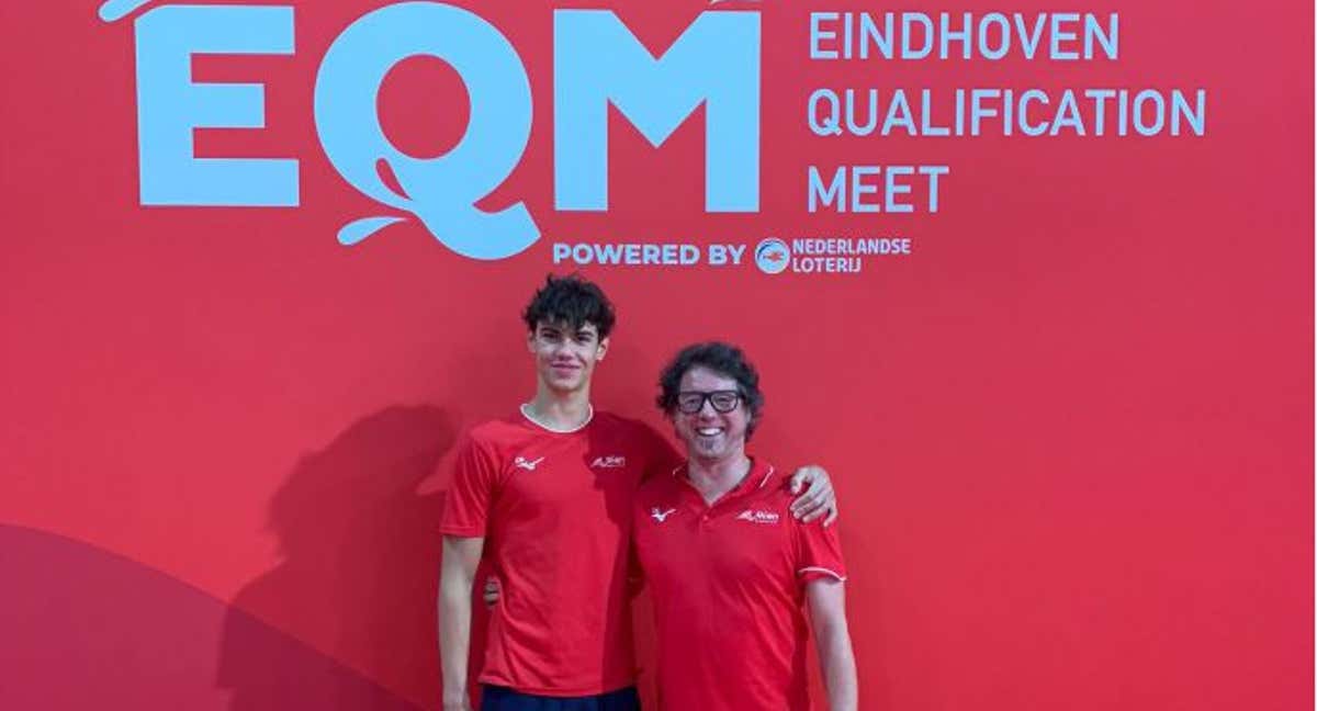 Luka Hoek, con su entrenador Emilio Huete, en el último Meeting de Eindhoven.