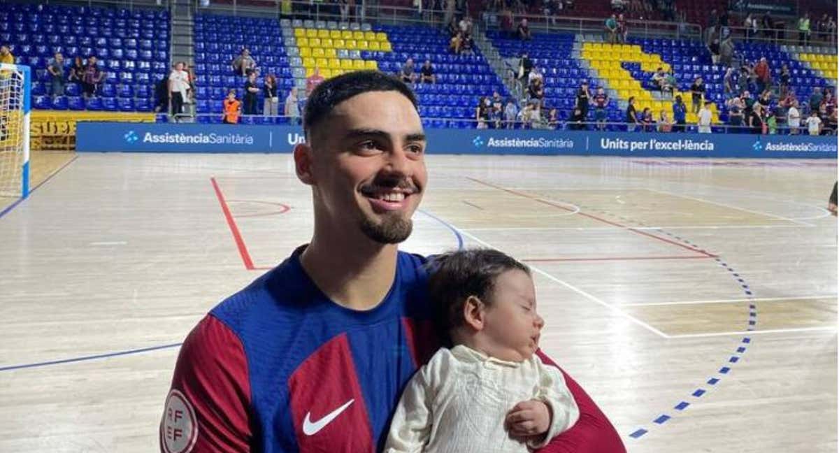 Erick Mendonça, con su bebé, en el Palau Blaugrana durante la celebración del media day.