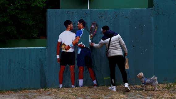 El mural de Nadal y Alcaraz que ha pintado el grafitero TVBoy en una pista de frontón en la puerta de la Caja Mágica. /Susana Vera/Reuters