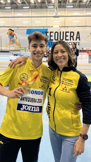 Isabel Macías en su faceta actual de entrenadora, junto a su atleta Rubén Egea. ISABEL MACÍAS