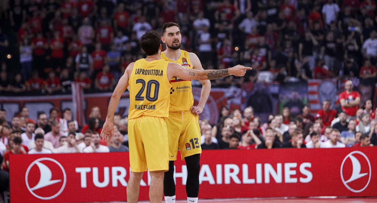 Laprovittola y Satoransky en El Pireo, durante el cuarto partido de la serie ante Olympiacos. /GETTY IMAGES/PANAGIOTIS MOSCHANDREOU