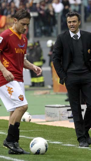 Francesco Totti y Luis Enrique charlando durante un partido de la Roma.  AFP