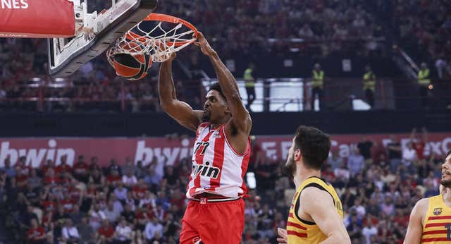Olympiacos destroza a un sonrojante Barça para forzar el quinto partido