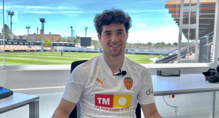 Pablo Gozálbez, capitán del filial che, atiende a Relevo.
