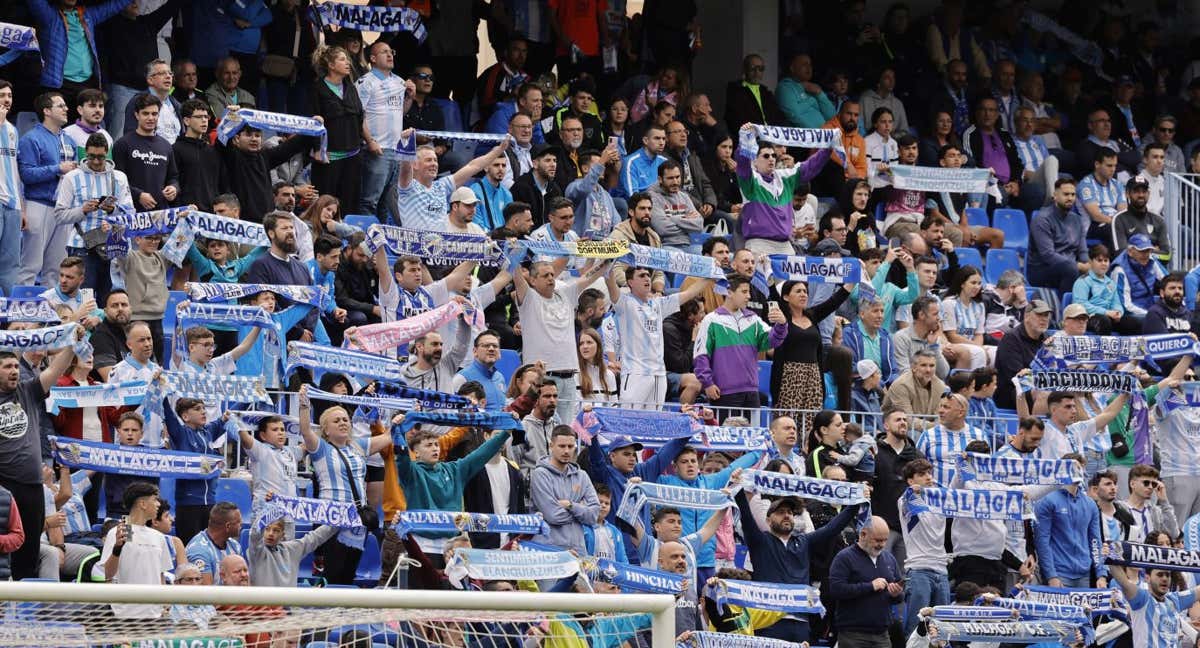 La afición del Málaga anima en La Rosaleda./ARCHIVO