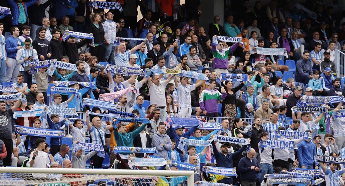 La afición del Málaga anima en La Rosaleda.