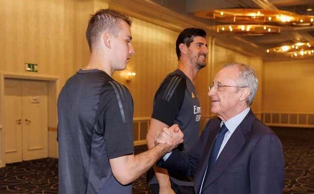 Lunin, con Courtois de fondo, saluda a Florentino Pérez.  REAL MADRID