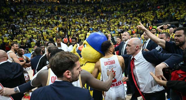 ¡Blossomgame y Mike James acaban a empujones con la mascota pacificadora del Fenerbahçe!
