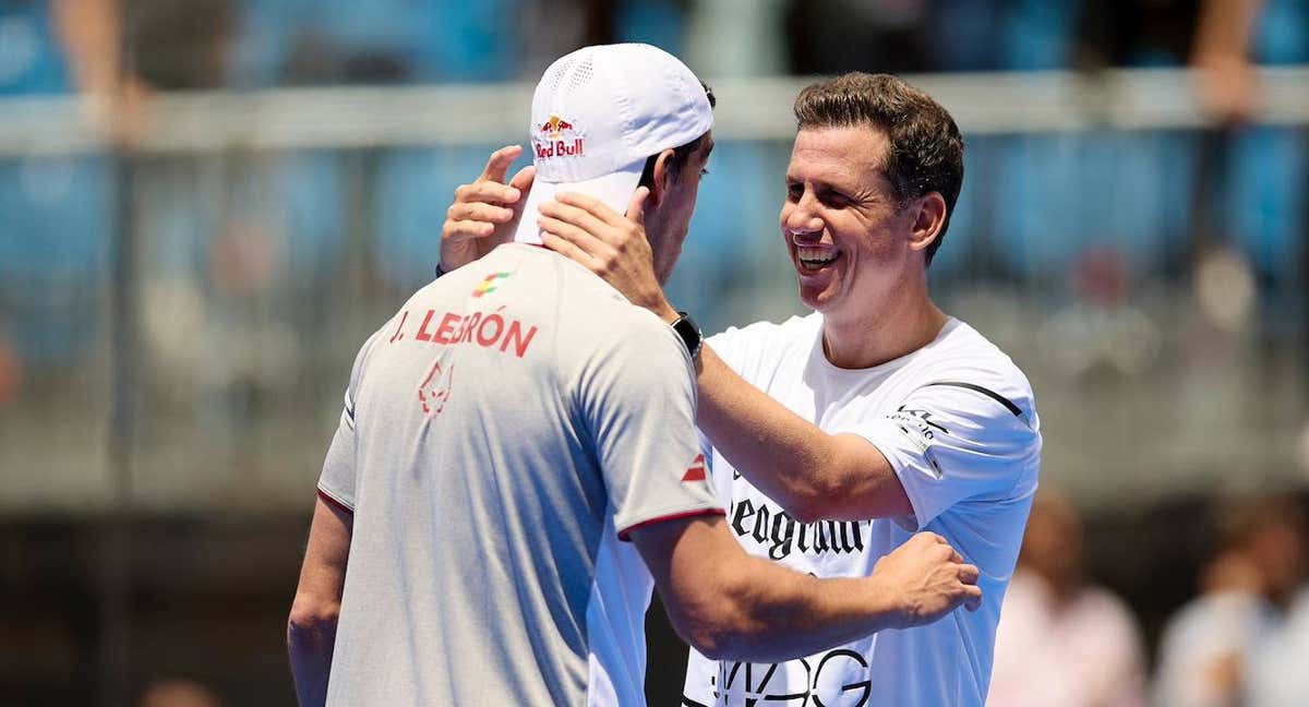 Juan Lebrón y Paquito Navarro celebran la victoria./