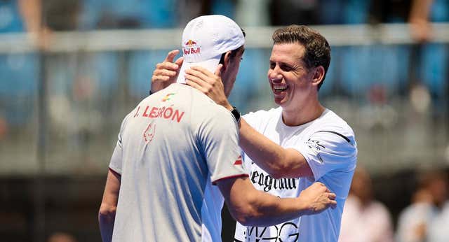 Lebrón y Navarro avanzan entre aullidos de la grada y una reivindicación: “Queremos que Sevilla tenga pádel cada año”