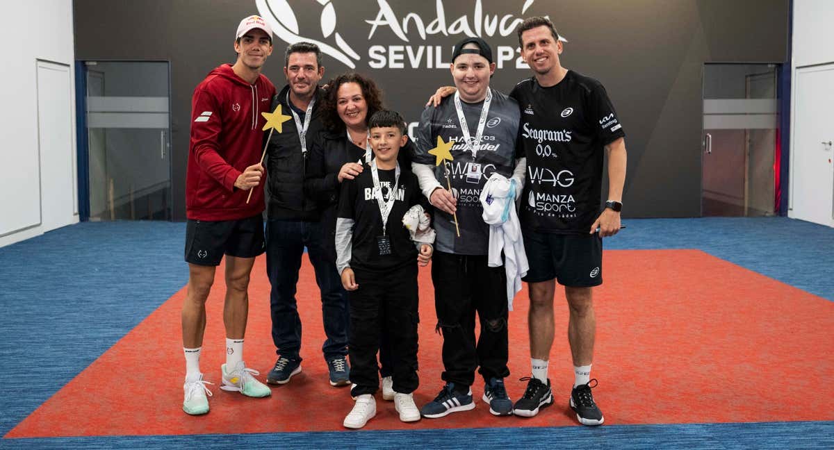 Paquito y Lebrón dan una sorpresa a Juanma./PREMIER PADEL