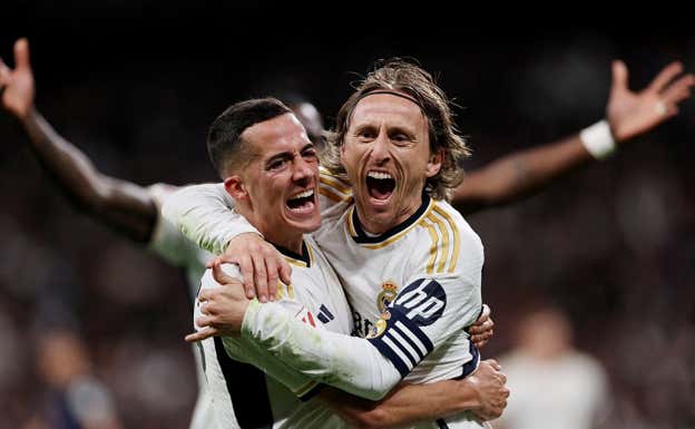 Lucas Vázquez y Luka Modric se abrazan tras ganar al Sevilla. Reuters