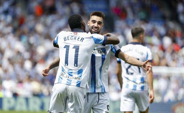 Becker se abraza a Brais Méndez en la celebración del segundo gol. EFE