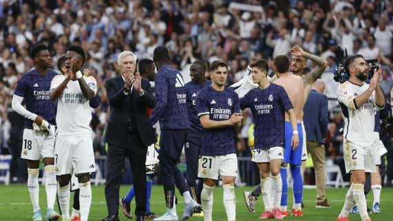 Acnelotti y su plantilla celebran en el Bernabéu la victoria ante el Cádiz. /EFE