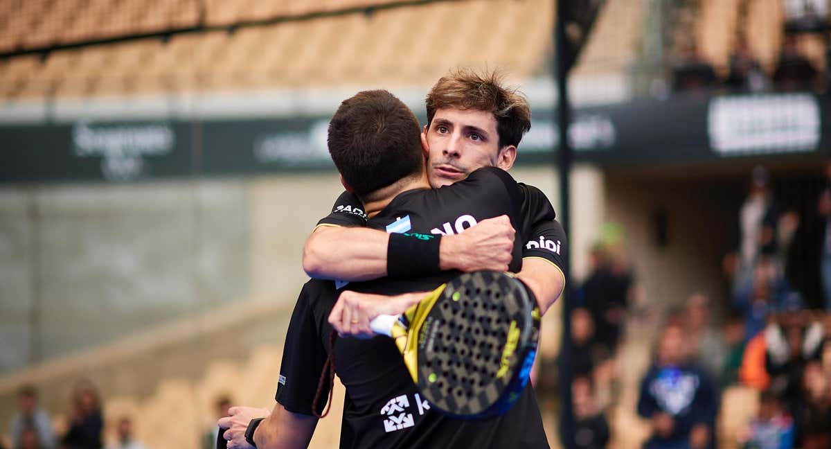 Martín y Franco se abrazan después de una victoria en Sevilla./PREMIER PADEL