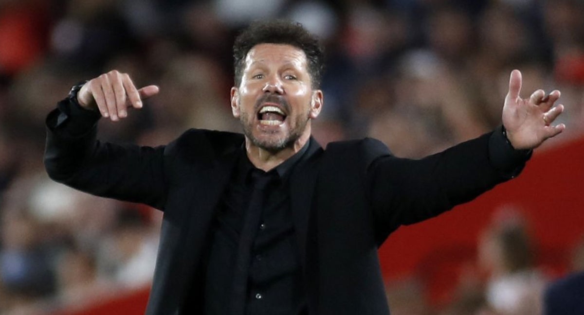 Simeone da indicaciones durante el partido en Son Moix.