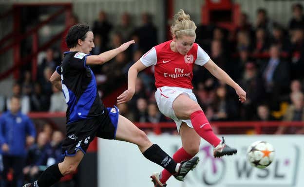 Sonia Vesga lucha por un balón contra Kim Litlle, del Arsenal.  Getty