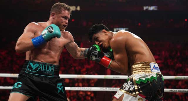 Canelo Álvarez doma a Munguía tras cuatro asaltos de locura