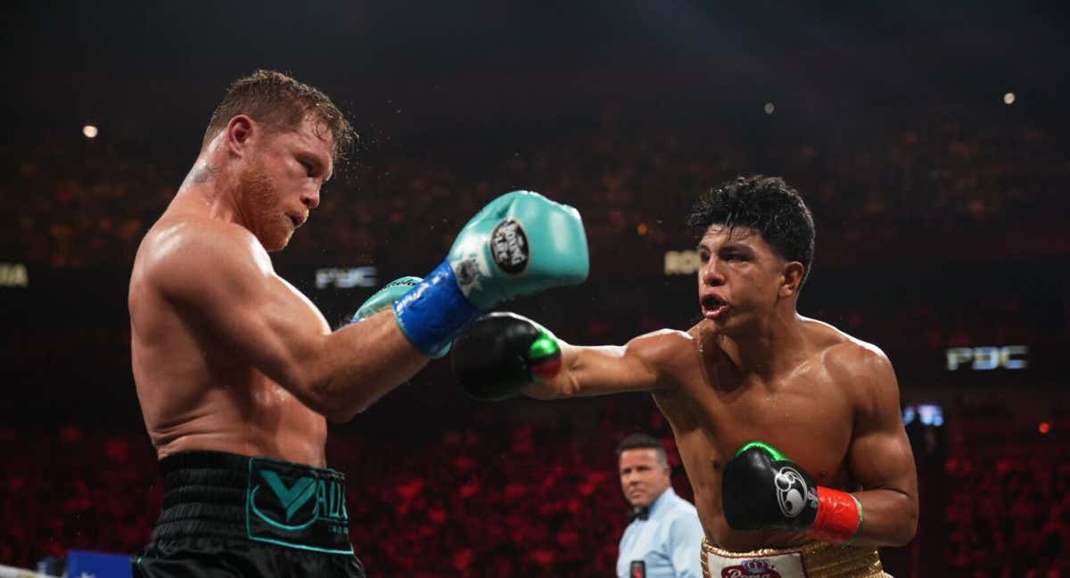 Canelo Álvarez esquiva un golpe de Jaime Munguia./Premier Boxing Champions