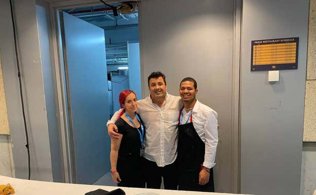 Paquito, junto a sus trabajadores en el catering de Mallorca.