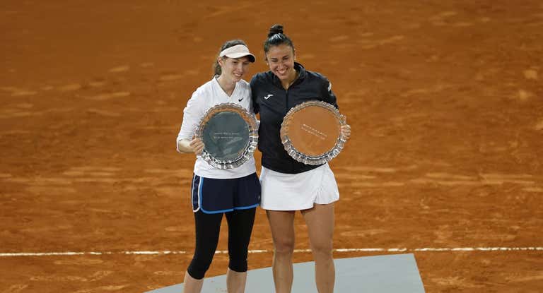 Cristina Bucsa y Sara Sorribes posan tras ganar el título del Mutua Madrid Open.