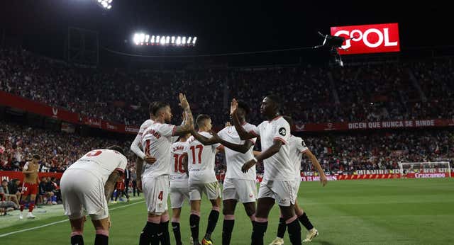El Sevilla sella la permanencia y deja al Granada virtualmente descendido