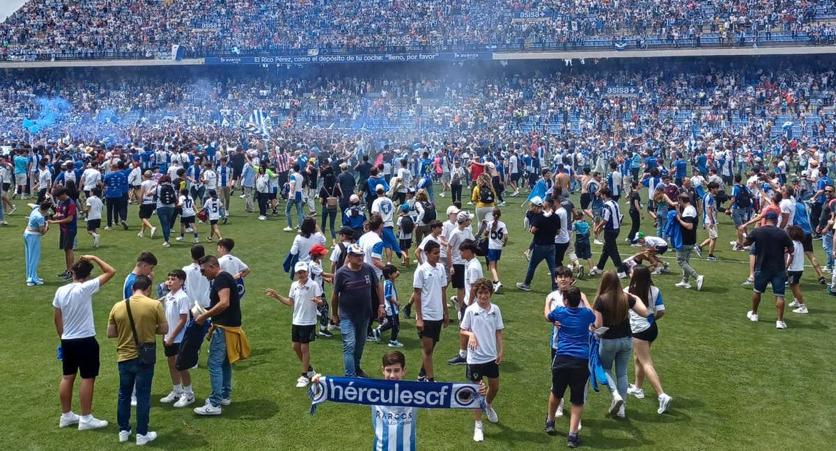 La afición del Hércules celebra el ascenso en el Rico Pérez.