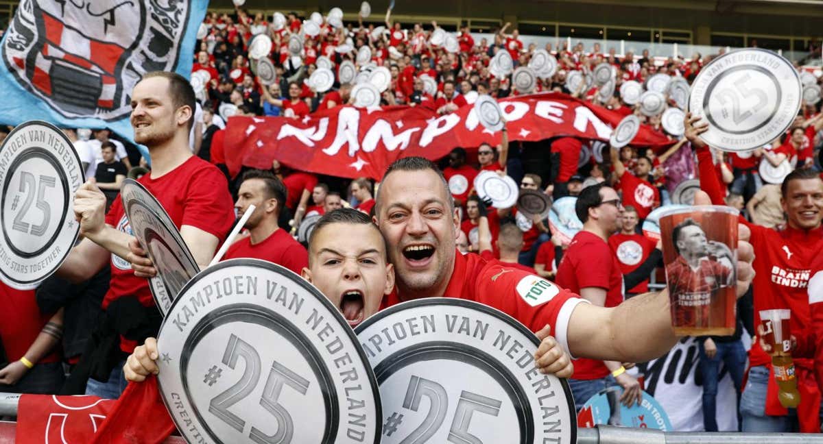 Los aficionados del PSV celebran el título en el Phillip Stadium.  /EFE