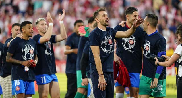 Así fue la fiesta del Girona por la Champions: empezó con un beso a Lara y acabó en la pista de Platea