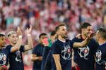 Así fue la fiesta del Girona por la Champions: empezó con un beso a Lara y acabó en la pista de Platea