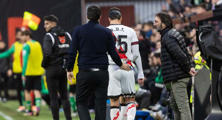 Raúl de Tomás, después de ser sustituido la temporada pasada.