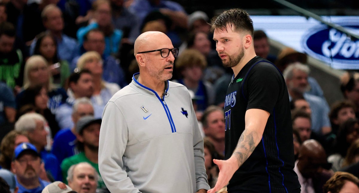 Jason Kidd charla con Luka Doncic en un partido de esta temporada.