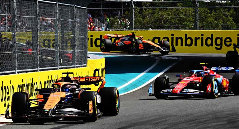 Oscar Piastri y Carlos Sainz, peleando en pista.