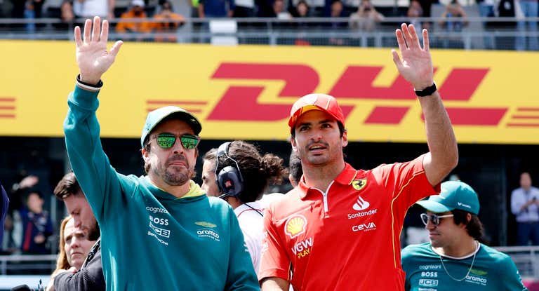 Fernando Alonso y Carlos Sainz, saludando.